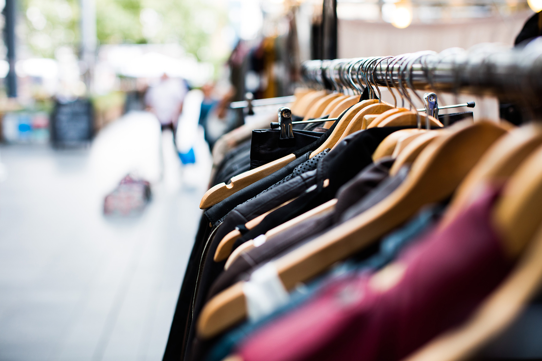 Read more about the article Oblačila, obutev, modni dodatki, tekstil – kam z njimi, ko jih ne uporabljamo več?